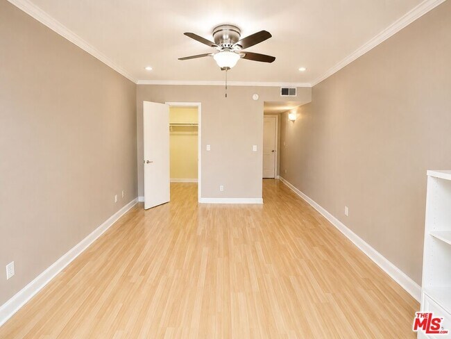 Building Photo - 5870 Green Valley Cir