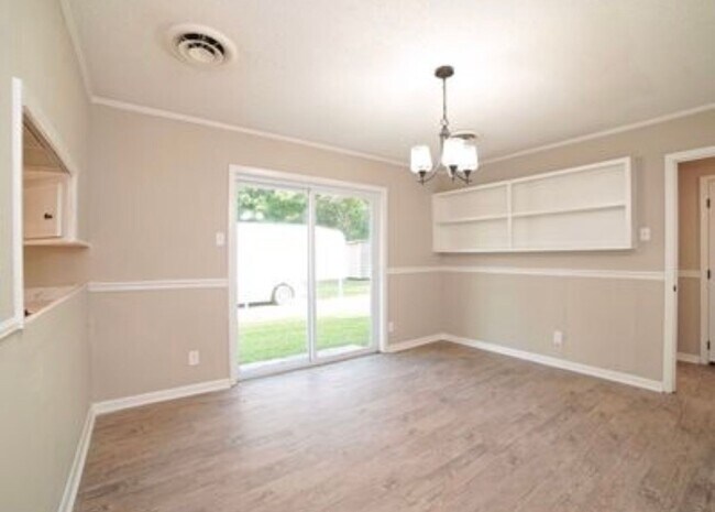 Building Photo - Move In Ready with Fenced Yard!