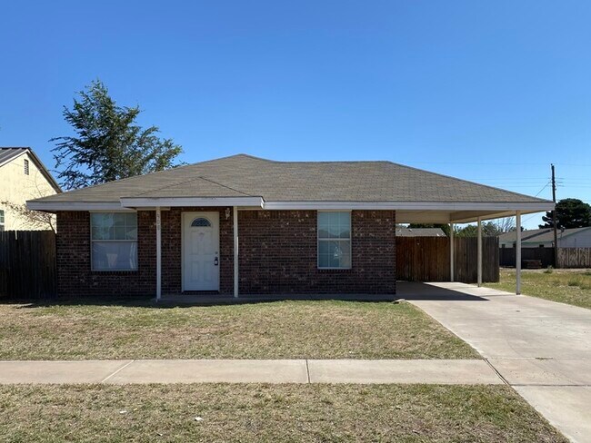 Primary Photo - 3 bed 2 bath home, large backyard!