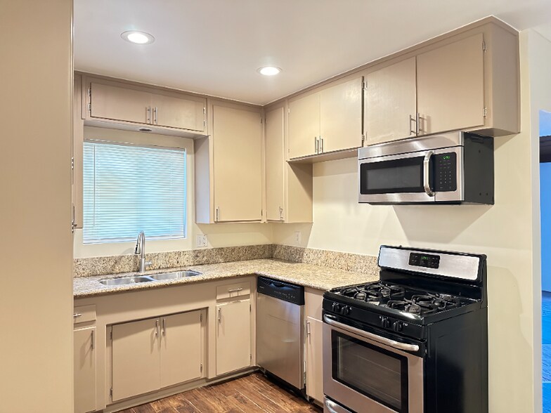 Building Photo - 407 W 6th St