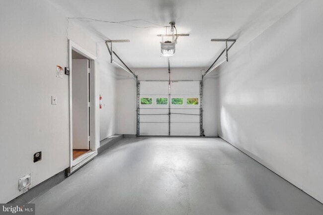 Building Photo - 8589 Raglan Rd