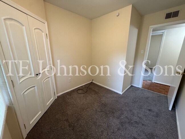 Building Photo - Charming 4 Bedroom Ranch with Fenced Yard and Hardwood Floors