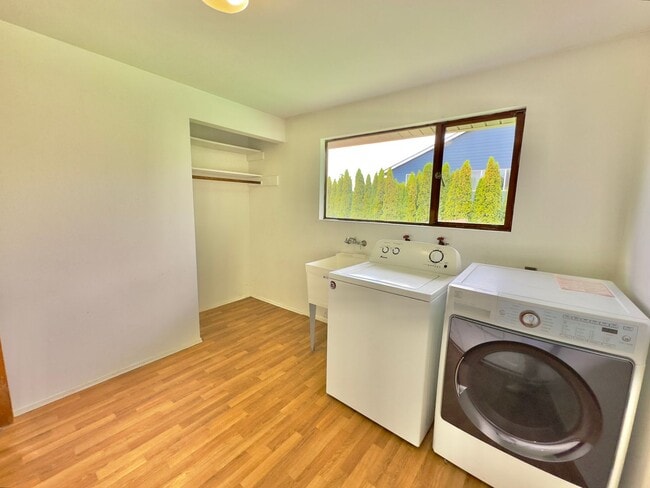 Building Photo - 2,510 Sq Ft | 5 Bedroom · 3 Bathroom – W/D, Terrace, Garage & Extra Space