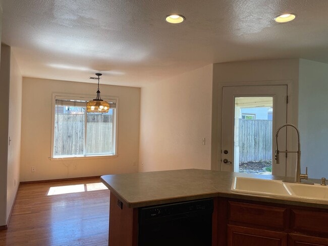 Building Photo - Stunning 3 Bedroom 2 Bath Home- Located in Friendly Central Point-Over 1600 Sq. Ft.