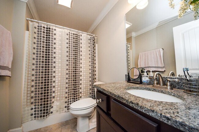 Building Photo - BEAUTIFUL TOWNHOME- SHOWING BY APPOINTMENT ONLY