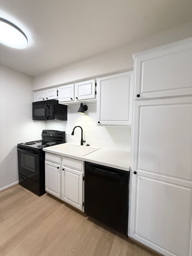 Building Photo - 1860 White Oak Dr