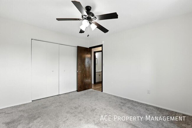 Building Photo - 733 Dakota Dr