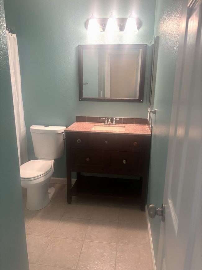 Building Photo - Beautiful 3-Bedroom Condo with Private Out...