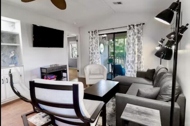 Building Photo - 4109 Pinehurst Cir