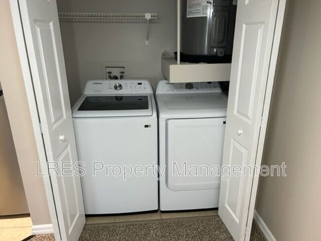 Building Photo - 380 Lakepointe Dr