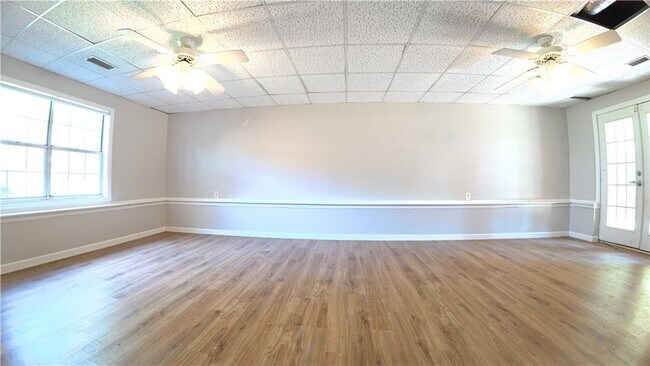 Building Photo - 2575 Overlake Dr