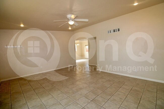 Building Photo - 4043 E Deseret Dr