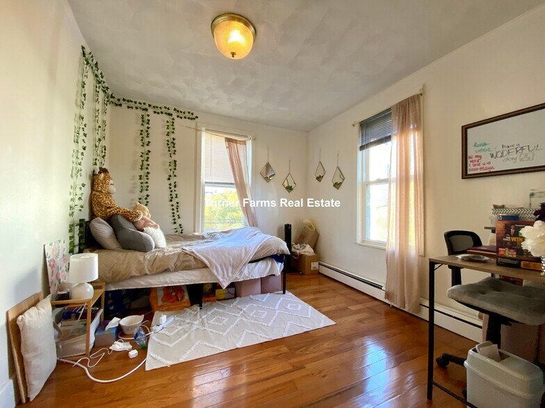 Building Photo - 205 Hillside St