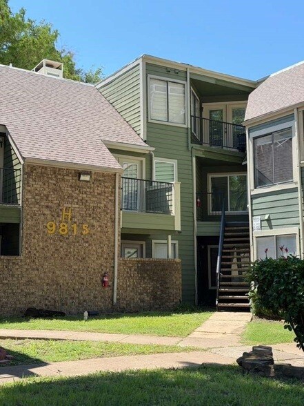 Building Photo - 9815 Walnut St
