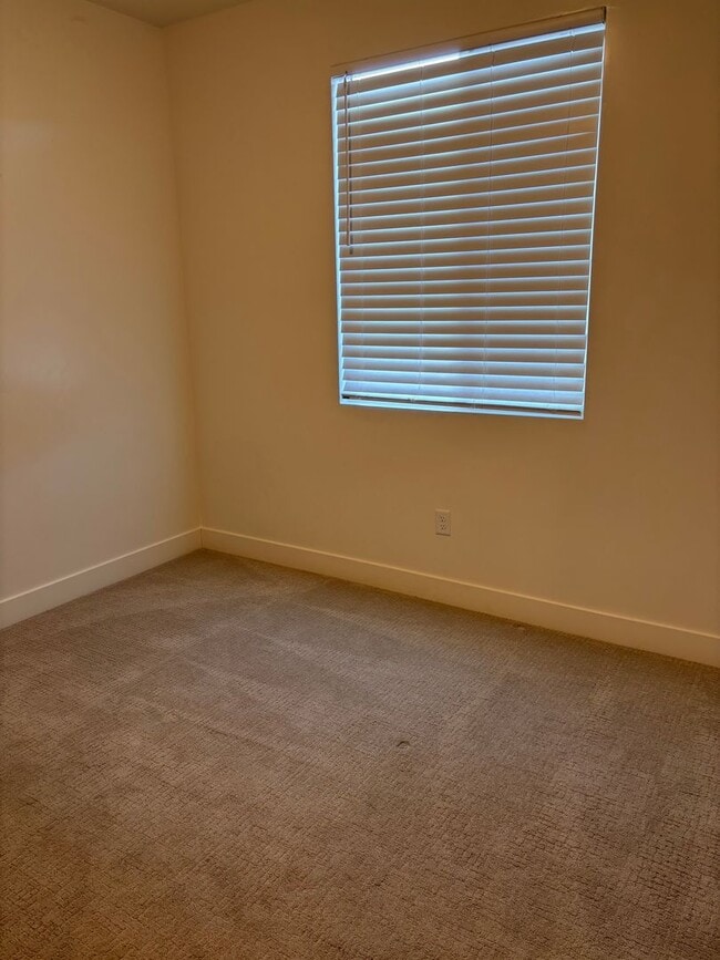 Building Photo - 3 bed plus office / 2.5 bath / 3 car Singl...