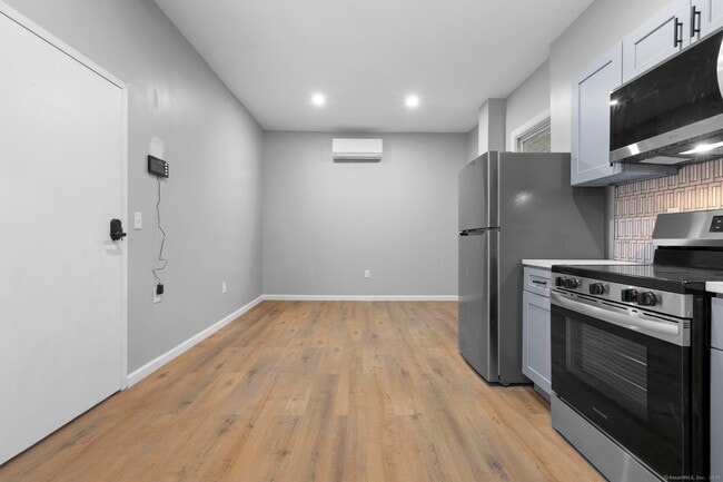 Building Photo - 140 Grand St