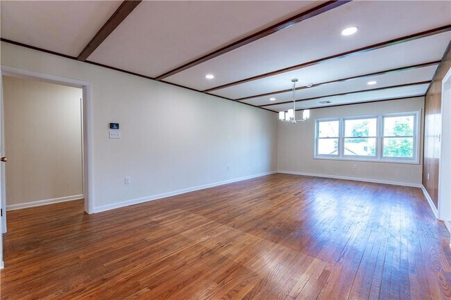 Building Photo - 6350 Robin Ln