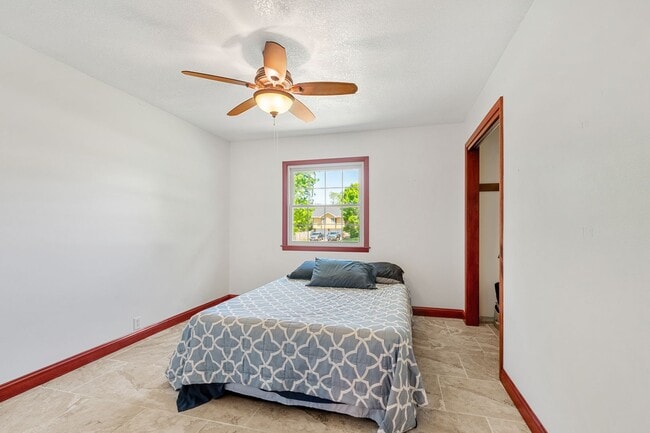 Building Photo - Large Home on Almost 2 Acres!