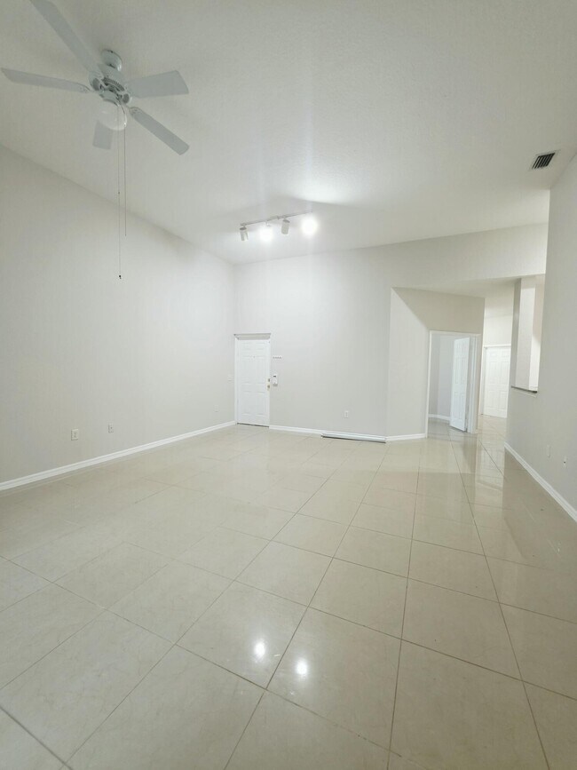 Building Photo - 260 Crestwood Cir