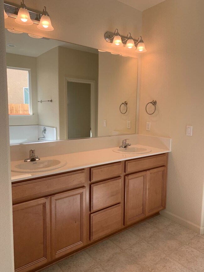 Building Photo - Spacious & Stylish 3 Bed, 2 Bath Home  Des...