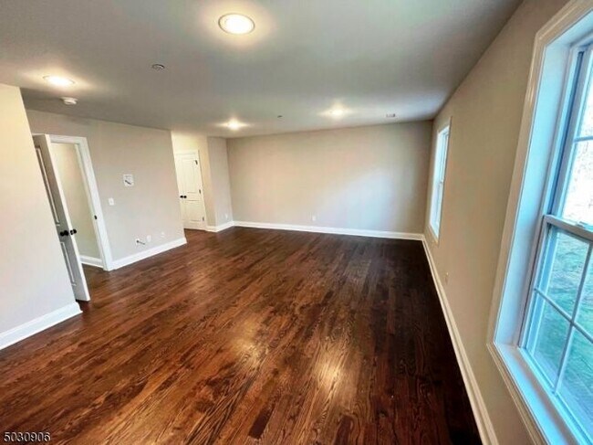 Building Photo - 7 N Ridge Cir