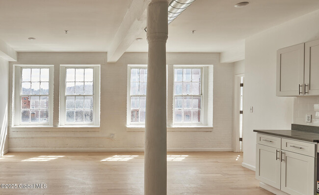 Building Photo - 145 River St