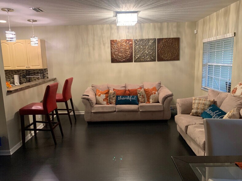 Living / dinning area - 1359 Avon Ln