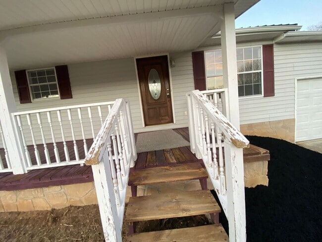 Building Photo - Now accepting applications for a 2 bedroom...