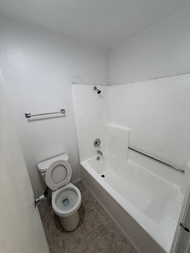 Building Photo - 1 Bed, 1 Bath Condo - Fireplace + Private ...