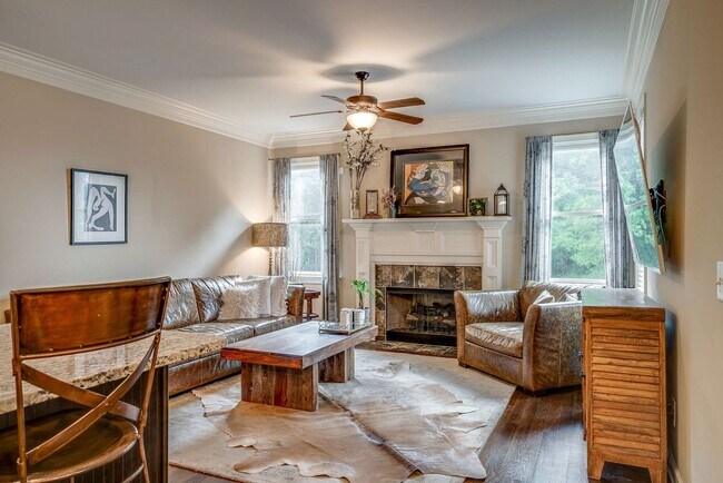 Building Photo - Custom built home in a great location in B...