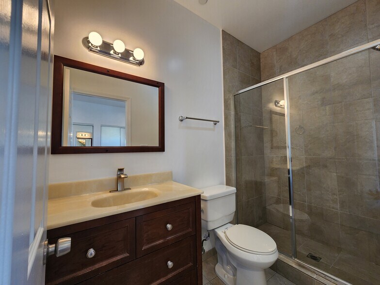 Building Photo - 1516 1/2 N Kingsley Dr