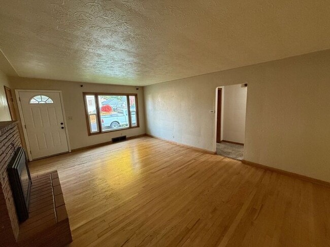 Building Photo - 595 18th St NE