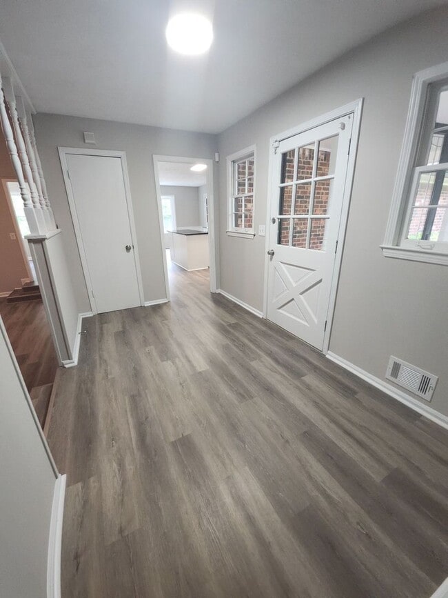 Building Photo - Spacious 5-Bedroom Home in Stone Mountain!