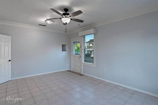 Building Photo - "Charming 3-Bed Oasis with Granite Touches & Hardwood Elegance in Bossier City!"