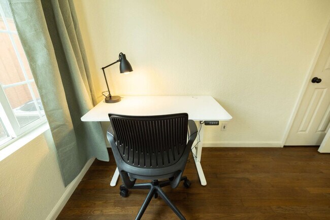 Building Photo - 240 E Hedding St