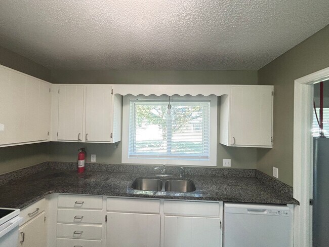 Building Photo - PET-FRIENDLY, THREE-BEDROOM IN SURFSIDE BEACH'S CAROPINES COMMUNITY IS AVAILABLE NOW!