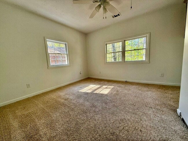 Building Photo - 3116 Alenes Dr