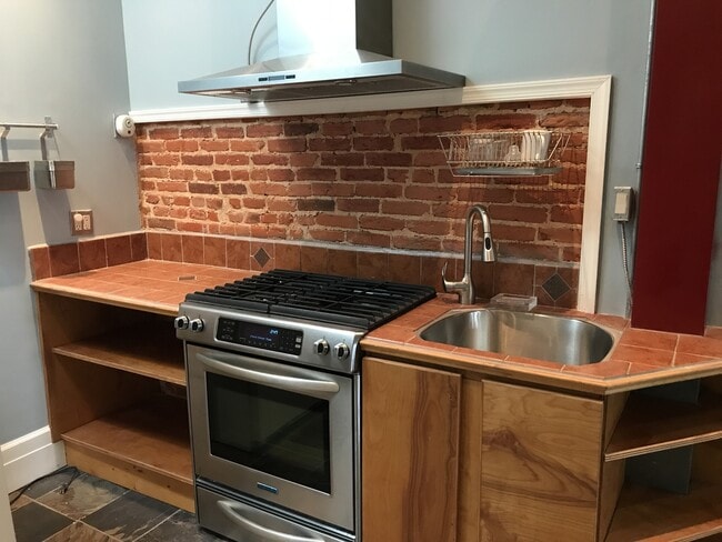 Building Photo - Charming 2 Bedroom/2 Bathroom Apartment in...