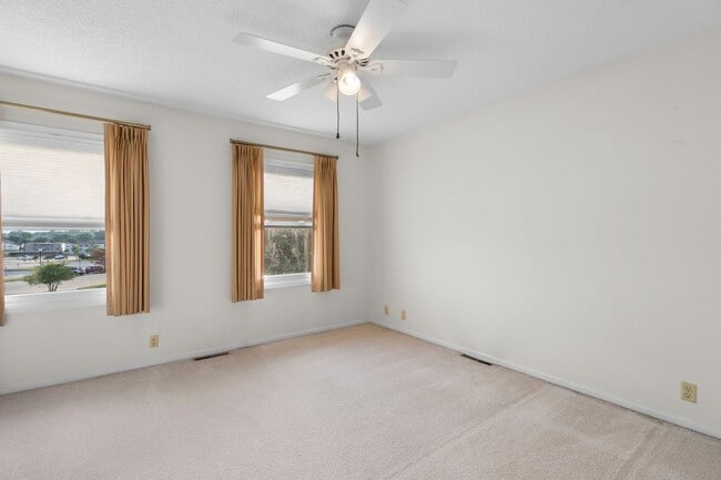 Building Photo - 2 bedroom 1 bath apartment