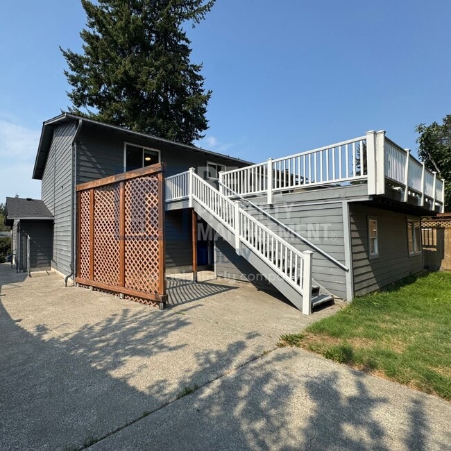 Building Photo - Rare 4 Bedroom Plus 4 Bathroom Home!