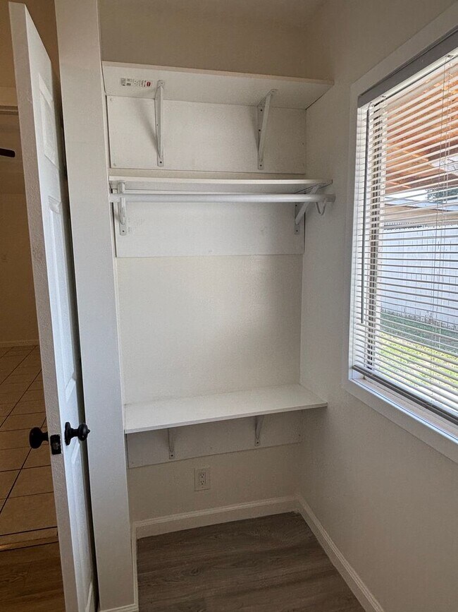 Building Photo - Beautiful 1 Bed Backhouse Available Now!