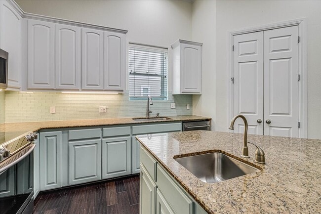 Building Photo - 14910 Leeward Dr