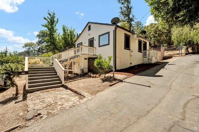 Primary Photo - 1303 Foothill Blvd
