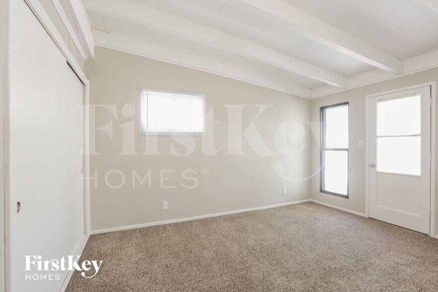 Building Photo - 333 S Mallard St