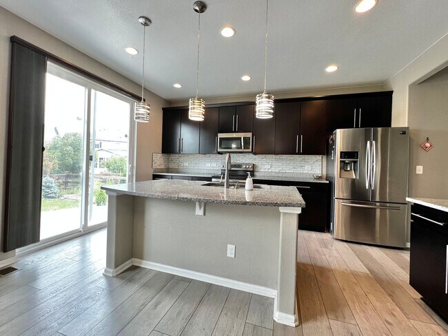 Building Photo - Spacious 5 Bed 3.5 Bath with Modern Upgrades!