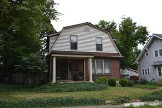 Building Photo - Beautiful woodwork in this incredible Clin...