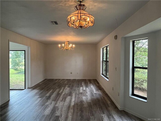 Building Photo - 558 E Jenkins Ct