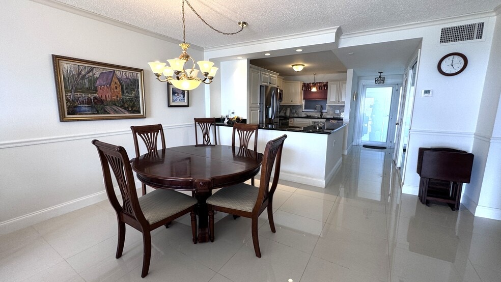 Building Photo - 328 N Ocean Blvd