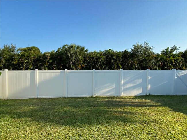 Building Photo - 4028 Tomoka Dr