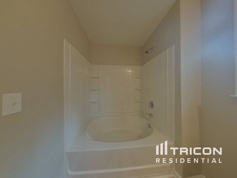 Building Photo - 606 Sawtooth Oak Drive